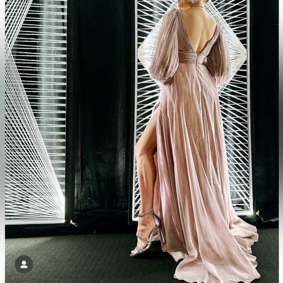 Mac Duggal Evening 67414D Long Sleeve Deep V-Neck Gown Size 4 Prom Pageant Dress - Picture 1 of 11